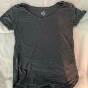 gray t shirt